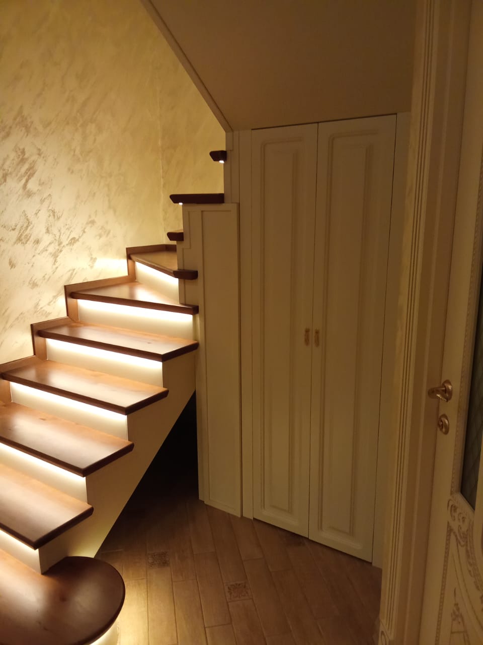 «Континент» — г-образная лестница, реальные фото, фото 2